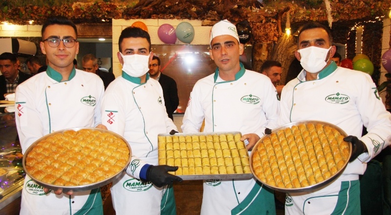 Bir baklavada, fıstığın, yağın, şekerin ve hamurun tadını ayrı ayrı almalıyız