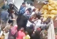 Bir çuval patates ve soğan için birbirlerini ezdiler 