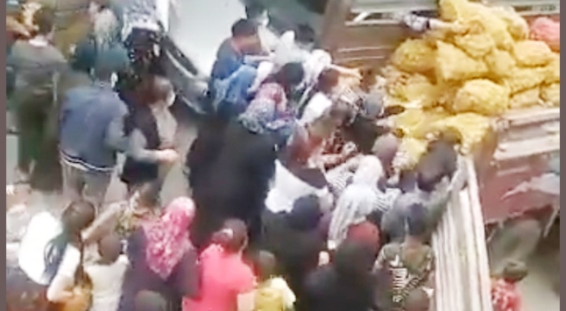 Bir çuval patates ve soğan için birbirlerini ezdiler 