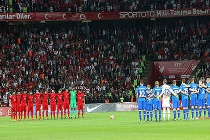 &#8220;Bir dakika saygı duruşu ıslıklandı, yuhalandı&#8221;