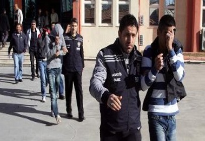 Bir evde hırsızlık yapan 3 kişi suçüstü yakalandı