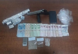 Bir evin önünde uyuşturucu pazarlığı yaparken yakalandılar