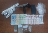 Bir evin önünde uyuşturucu pazarlığı yaparken yakalandılar