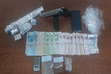 Bir evin önünde uyuşturucu pazarlığı yaparken yakalandılar
