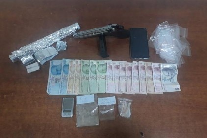 Bir evin önünde uyuşturucu pazarlığı yaparken yakalandılar