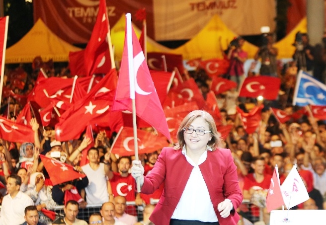 Bir grup terör örgütü üyesi çapulcunun gözünü kan bürümüştü