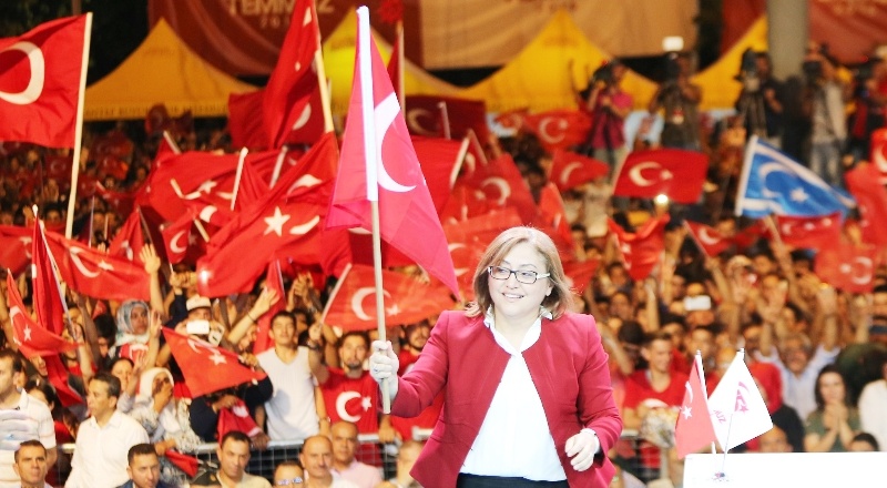 Bir grup terör örgütü üyesi çapulcunun gözünü kan bürümüştü