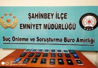 Bir iş yerinde 16 kaçak cep telefonu bulundu
