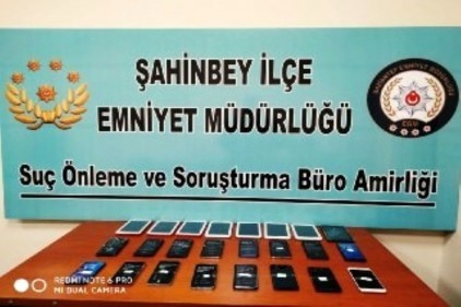 Bir iş yerinde 16 kaçak cep telefonu bulundu