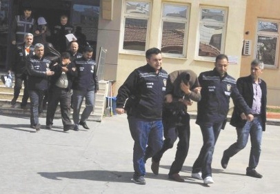 Bir iş yerindeki kasayı çalan 4 kişi, polis tarafından yakalandı