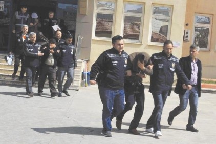 Bir iş yerindeki kasayı çalan 4 kişi, polis tarafından yakalandı