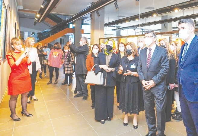 ‘Bir Kadın, Bir Renk’ karma yağlı boya resim sergisi açıldı