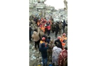 Bir kadın depremden 99 saat sonra enkazdan sağ olarak çıkartıldı