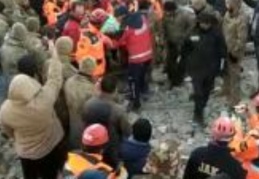 Bir kadın depremden 99 saat sonra enkazdan sağ olarak çıkartıldı