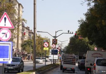 Bir kavşakta tam 11 tane sola dönülmez levhası var
