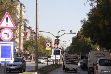 Bir kavşakta tam 11 tane sola dönülmez levhası var