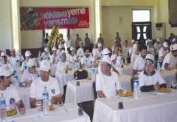 Bir kilo baklavayı yemek için yarıştılar
