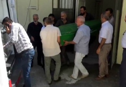 Bir kişi, 2 araç arasında sıkışarak can verdi