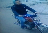 Bir kişinin cep telefonunu çalan motosikletli kapkaççılar, mezarlığa girerek izlerini kaybettirdi.