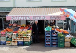 Bir market, hırsızlar tarafından soyuldu