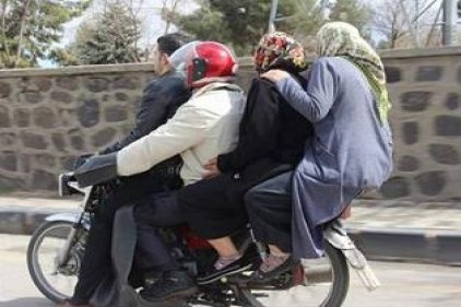 Bir motosiklette 4 kişi olur mu?