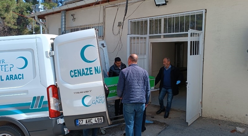 Bir oğlunu öldürdü, bir oğlu ile torununu ise yaraladı