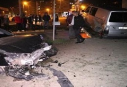 Bir otomobil, sahibinin elinden kaçarak yola fırlayan kurbanlığa çarptı