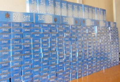 Bir otomobilde 8 bin 500 paket kaçak sigara ele geçirildi