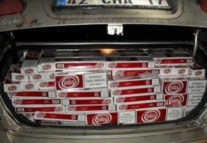 Bir otomobilde kaçak sigara ele geçirildi 
