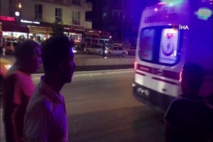 Bir otomobile arkadan çarpan otomobil yoldan çıkarak tramvay yoluna girdi 