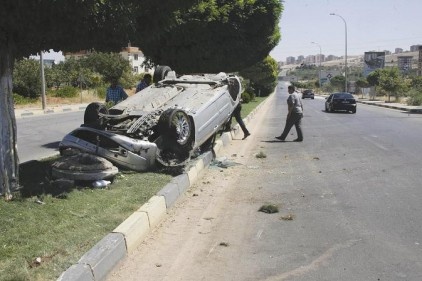 Bir otomobilin takla atması sonucu bir kişi yaralandı. 