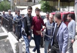 Bir polis omzundan yaralandı