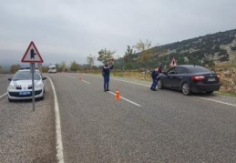 Bir saat içerisinde 135 aracı kontrol ettiler