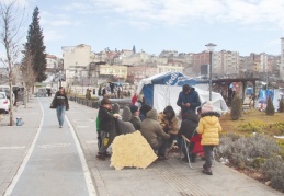 Bir tas sıcak çorba ve ekmeğe hasret kaldık