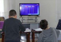 Bir televizyon dört çocuk