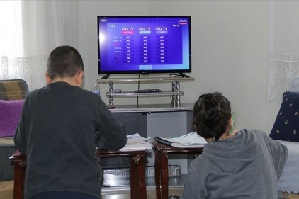 Bir televizyon dört çocuk