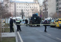 Bir terörist öldürüldü, yaralanan bir polis gözünü kaybetti