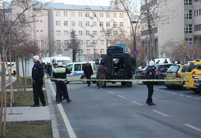 Bir terörist öldürüldü, yaralanan bir polis gözünü kaybetti