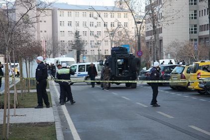 Bir terörist öldürüldü, yaralanan bir polis gözünü kaybetti