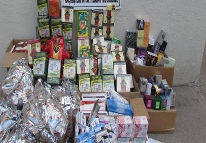 Bir tır parkında çok sayıda kaçak eşya ele geçirildi  