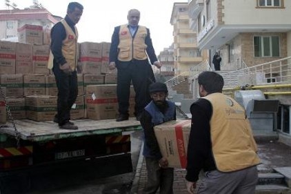 Bir yandan Suriyeli muhaliflere yataklık edip savaşı körüklüyorlarBir yandan Suriye&#8217;ye yardım gönderiyorlar