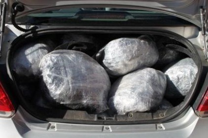 Bırakıp kaçtığı araçtan 8 kilo esrar çıktı