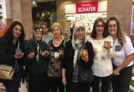 Birbirinden renkli düğme kutuları yaptılar