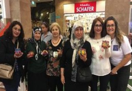 Birbirinden renkli düğme kutuları yaptılar
