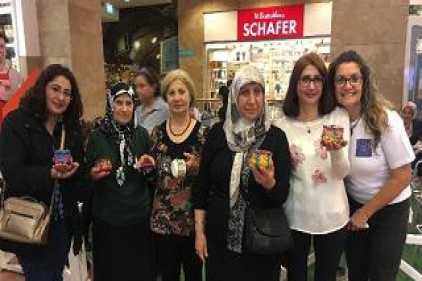 Birbirinden renkli düğme kutuları yaptılar