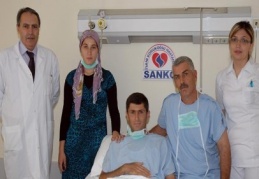 Biri babasının, diğeri eşinin böbreğiyle hayata tutundu