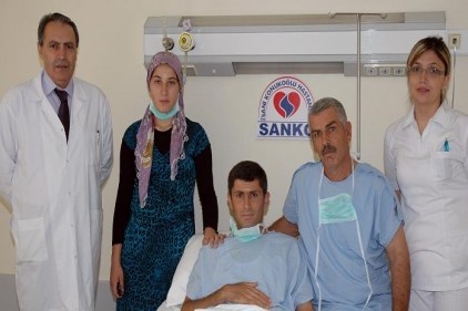 Biri babasının, diğeri eşinin böbreğiyle hayata tutundu
