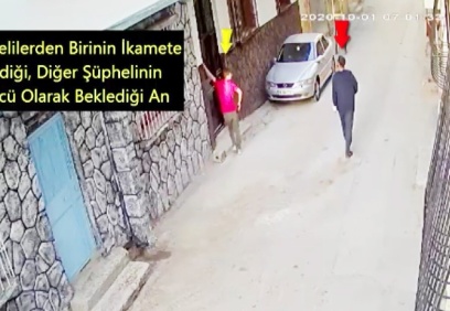 Biri etrafı gözetledi diğeri çaldı