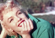 Birinci sırada Michael Jackson 13. sırada Marilyn Monroe var