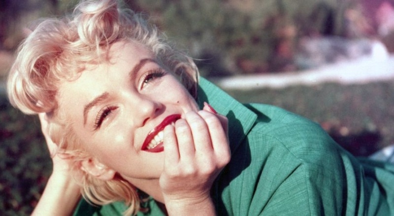 Birinci sırada Michael Jackson 13. sırada Marilyn Monroe var
